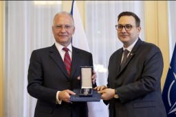 Ředitel BIS má medaili Za zásluhy o diplomacii